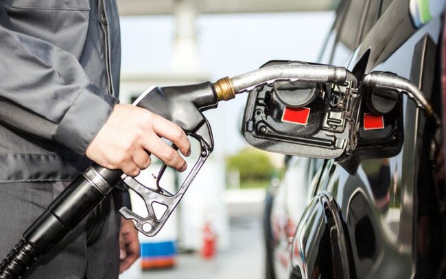 Giá xăng dầu hôm nay 26/4: Neo quanh đáy, kỳ tới giá xăng dầu trong nước có thể giảm? - Ảnh 2.