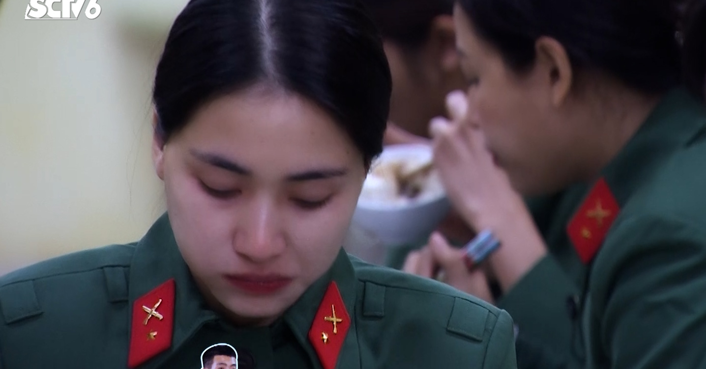 Hoa Minzy choked and burst into tears during the meal because she missed her son