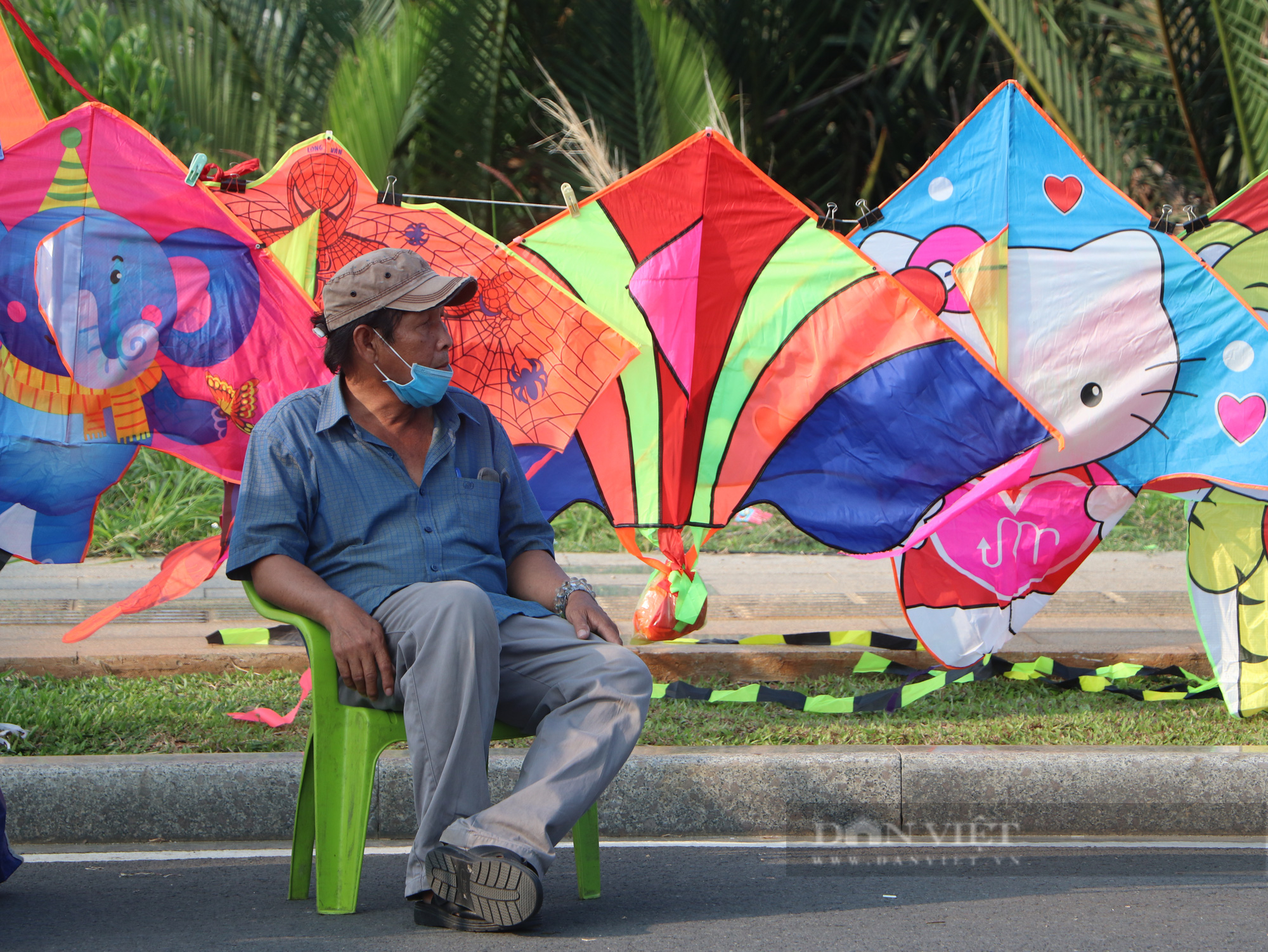 &quot;Tìm lại ký ức tuổi thơ&quot; bên cánh đồng diều sặc sỡ màu sắc dưới chân cầu Thủ Thiêm - Ảnh 4.