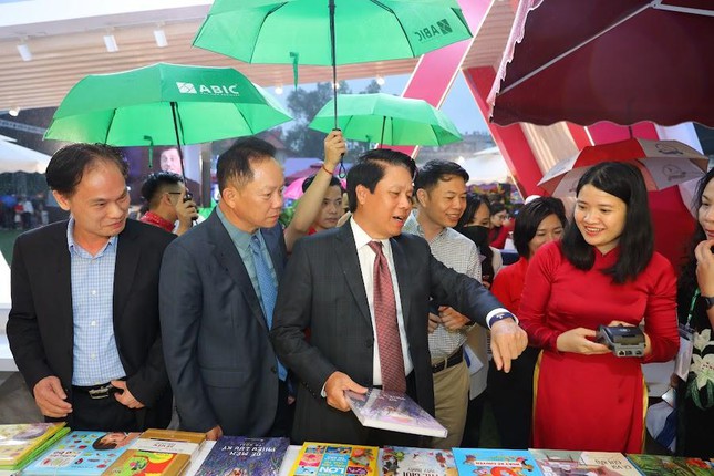 Card Festival for Vietnamese youth officially opened, 