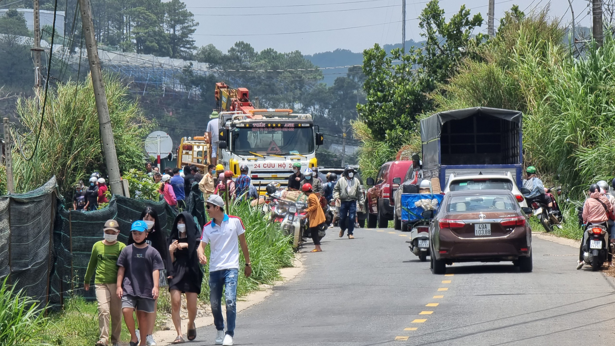 TP.Đà Lạt: Người dân phát hiện ô tô lao xuống vực sâu 30m, nạn nhân gãy chân vẫn lết đi tìm trợ giúp - Ảnh 3.