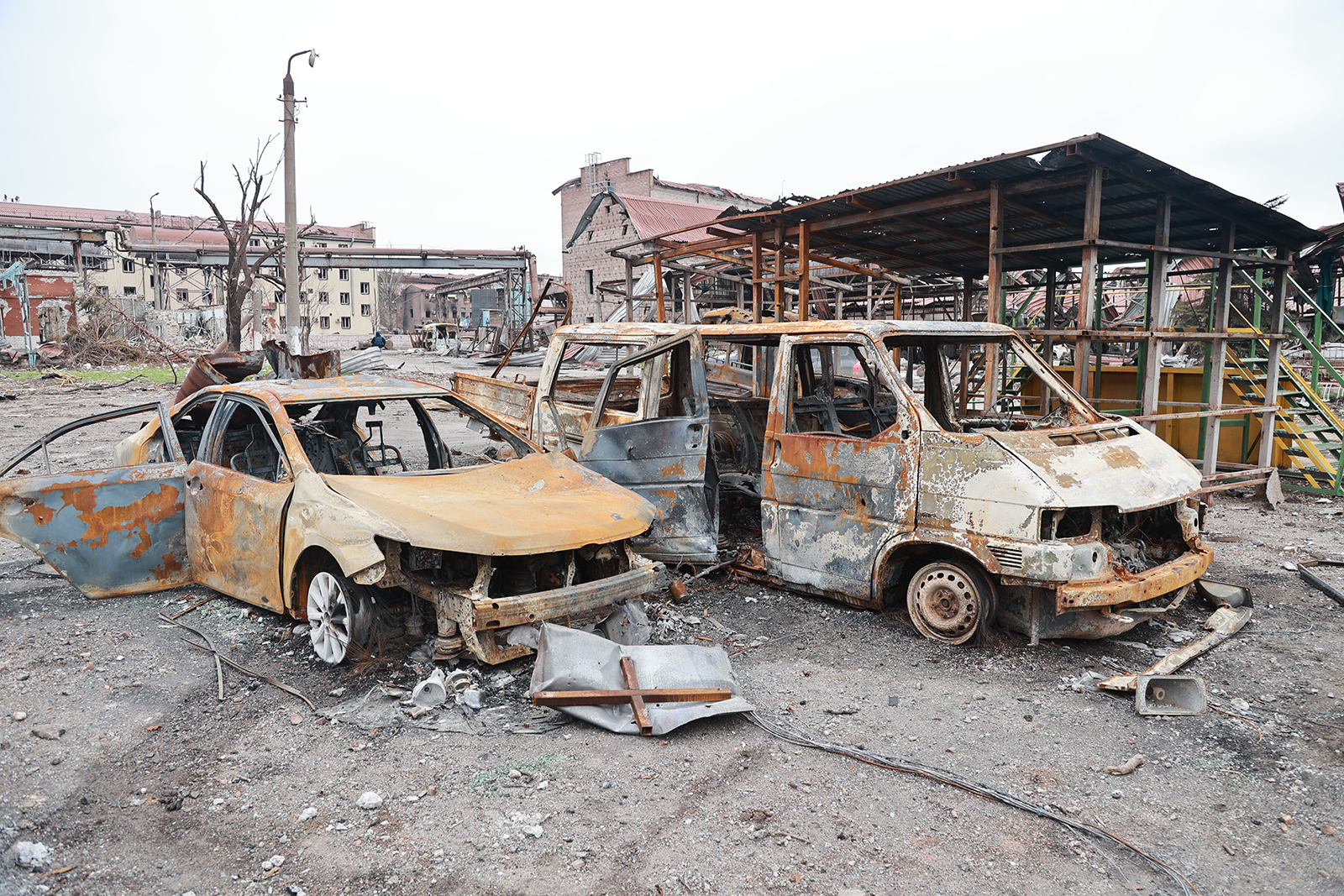 Tình hình Mariupol: Nga cấp thẻ ra vào, thành phố &quot;vừa đau lòng vừa thảm khốc về quân sự&quot; - Ảnh 1.