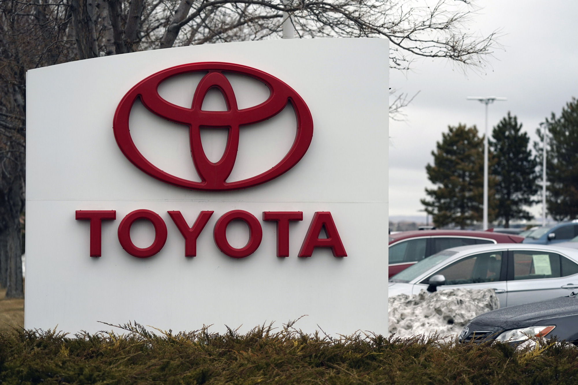 The move to cut production comes amid supply chain disruptions spurred by Russia's invasion of Ukraine.  The re-emergence of Covid-19 cases has also influenced Toyota's decision to cut production.  Photo: @AFP.