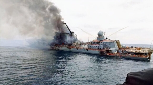 Xuất hiện những hình ảnh đầu tiên về đám cháy trên tuần dương hạm tên lửa Moskva - Ảnh 1.