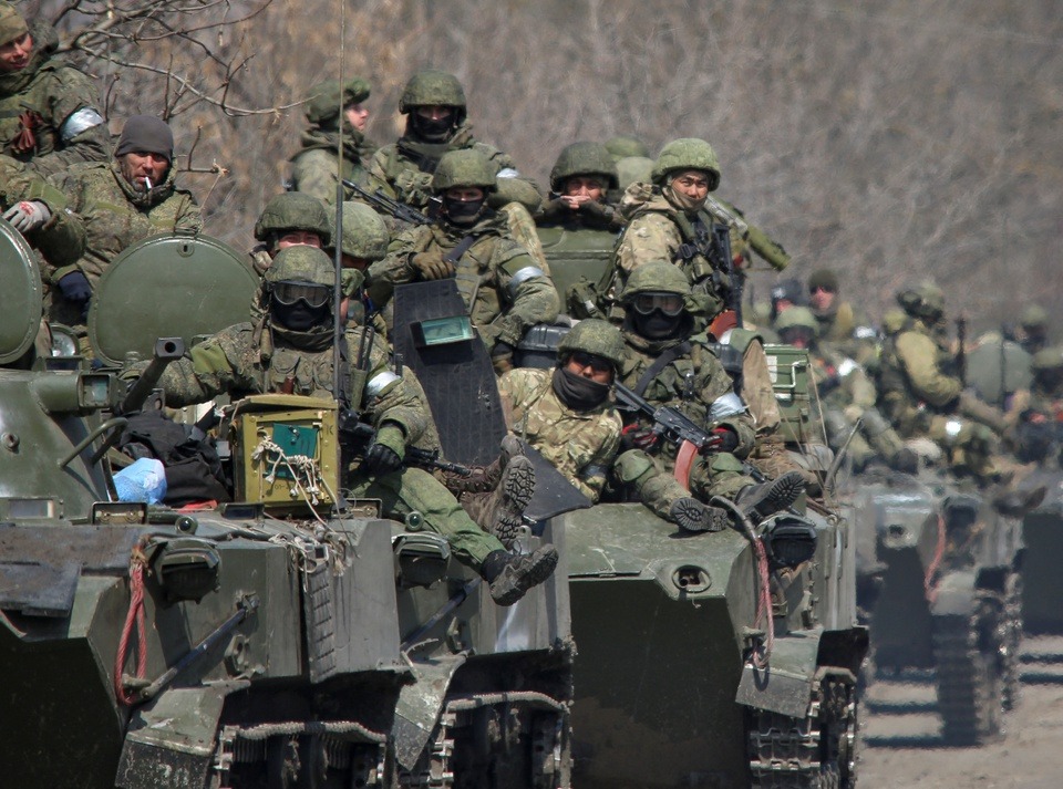 Đoàn xe quân sự của Nga đổ về Mariupol - Ảnh 1.
