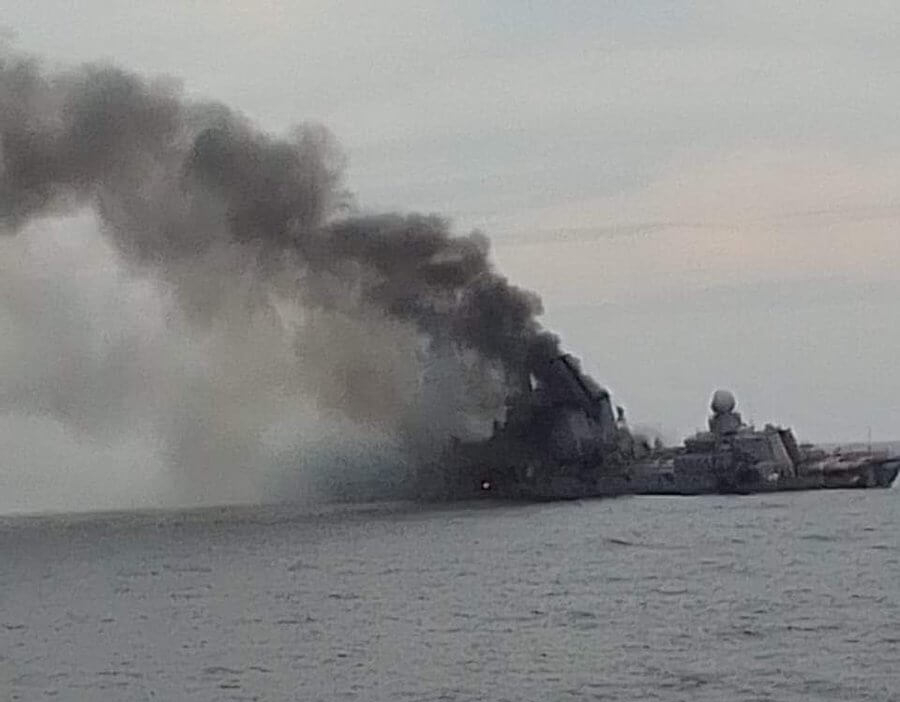 Xuất hiện những hình ảnh đầu tiên về đám cháy trên tuần dương hạm tên lửa Moskva - Ảnh 2.