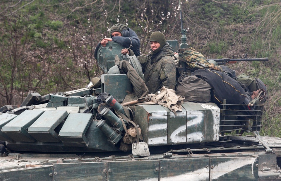 Đoàn xe quân sự của Nga đổ về Mariupol - Ảnh 2.