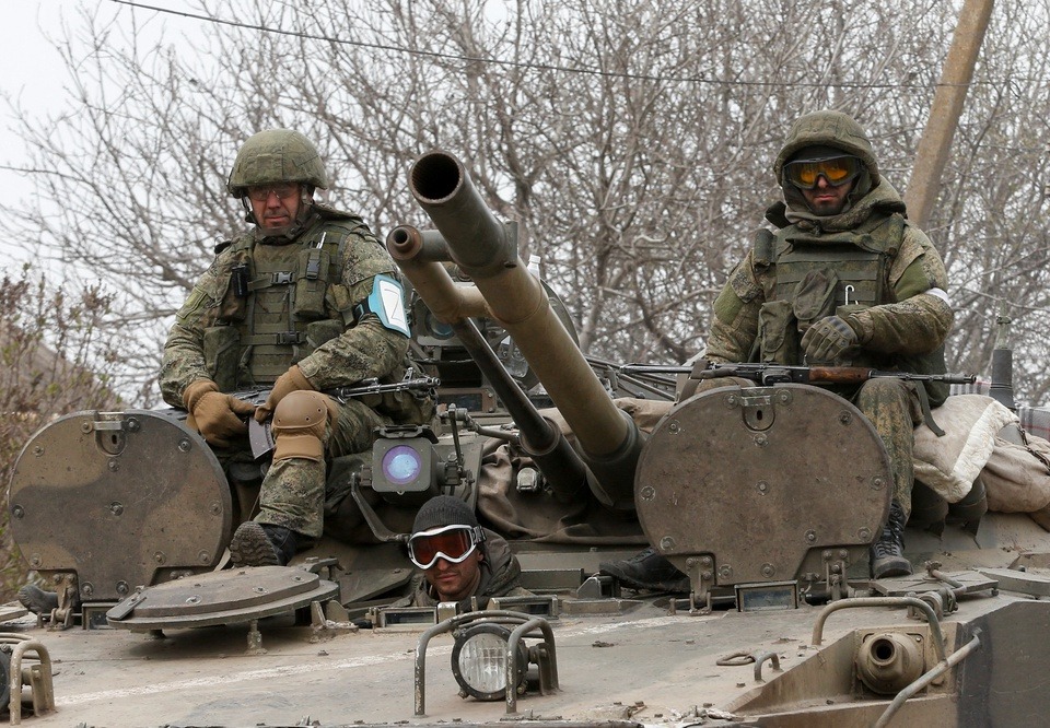 Đoàn xe quân sự của Nga đổ về Mariupol - Ảnh 4.