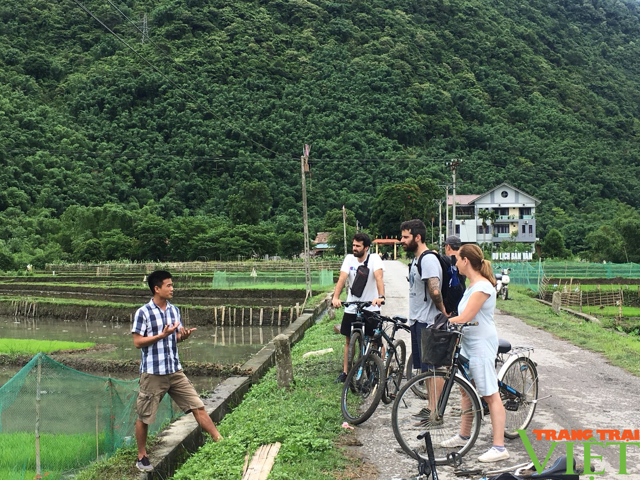 Huyện Mai Châu đón gần 90.000 khách du lịch tham quan, trải nghiệm - Ảnh 2.