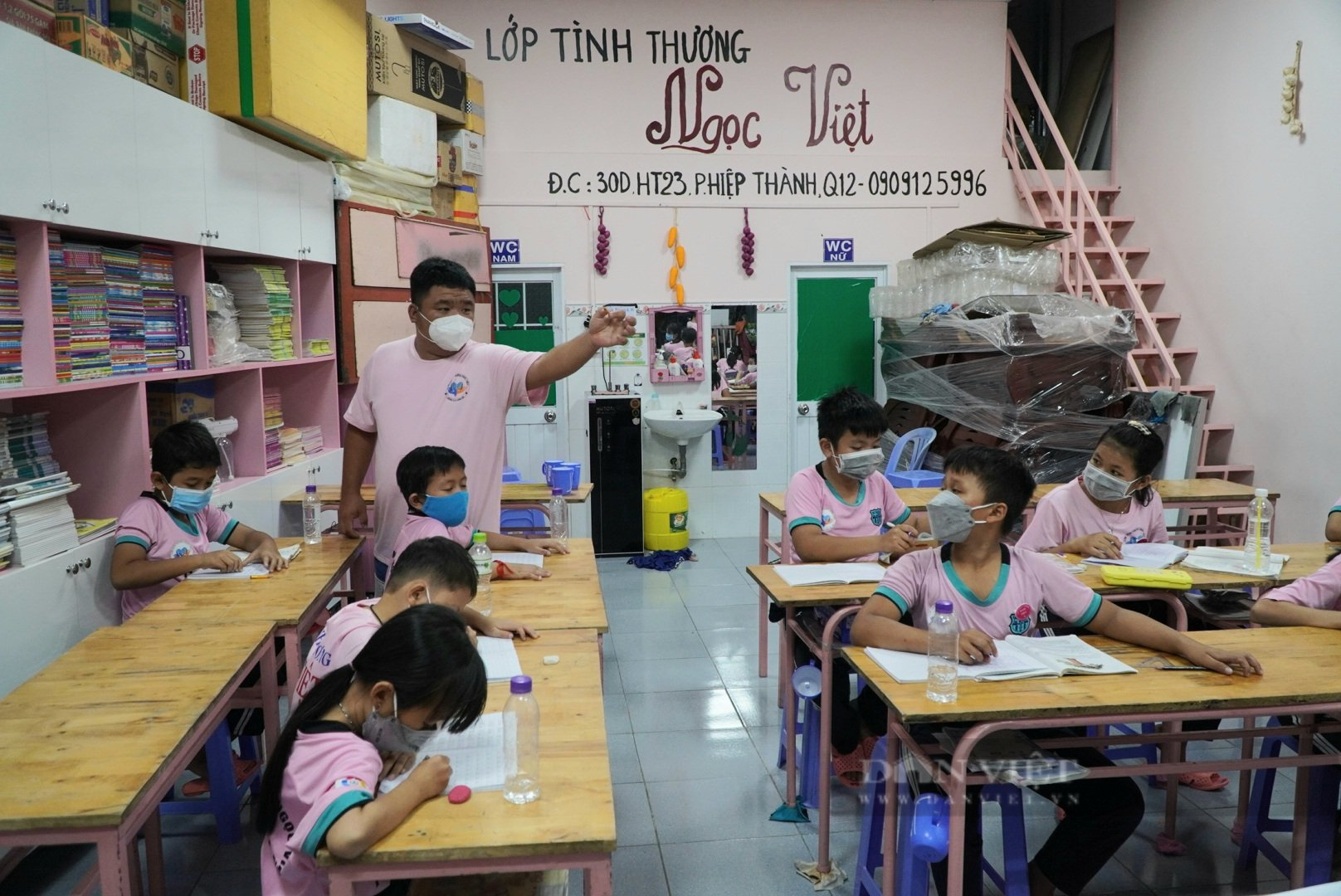 “Người thầy” gần 14 năm gieo chữ miễn phí cho những học sinh nghèo  - Ảnh 1.