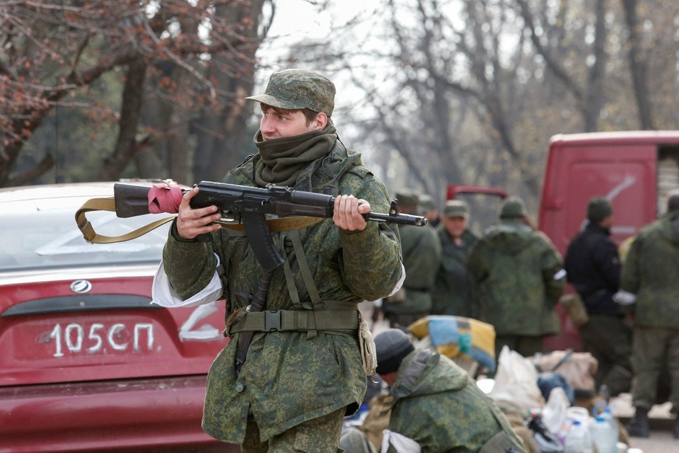 Đoàn xe quân sự của Nga đổ về Mariupol - Ảnh 9.