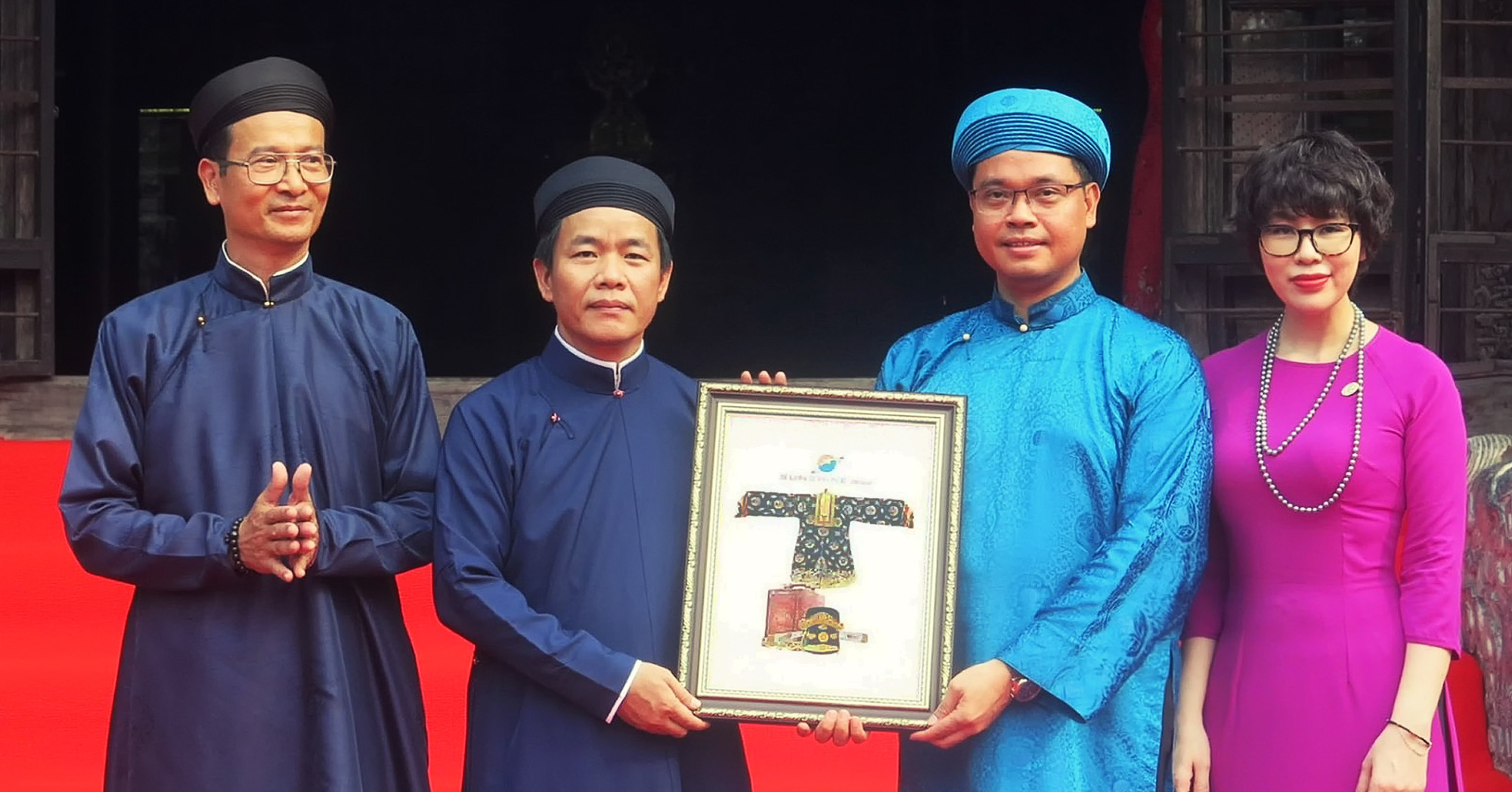 Sunshine Group donates antiques and a strategy to accompany Hue to develop heritage culture