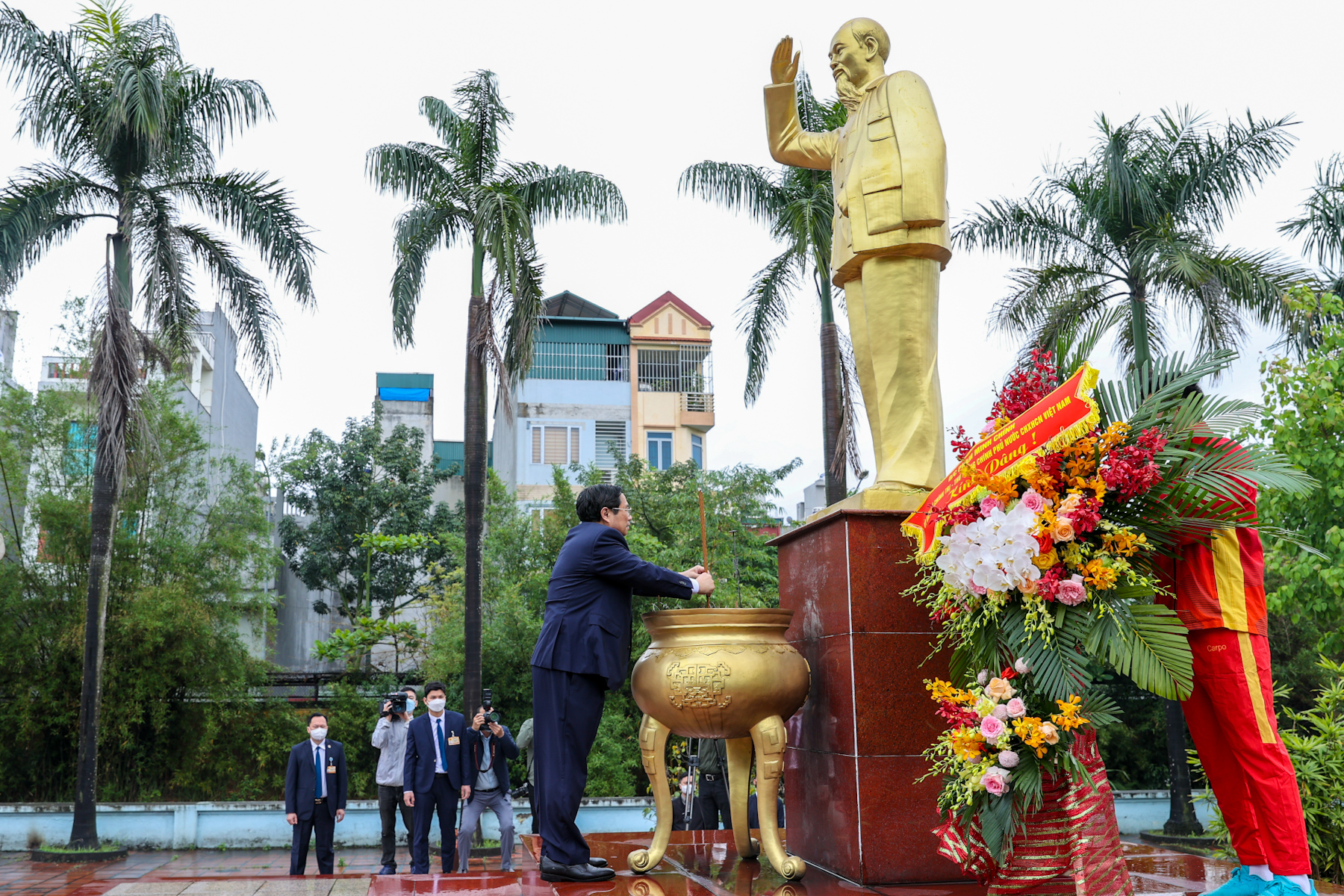 Thủ tướng động viên đoàn TTVN, kiểm tra công tác chuẩn bị SEA Games 31 - Ảnh 1.