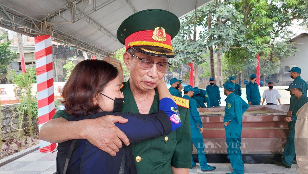 Shedding tears at the memorial ceremony for 60 martyrs who died at Xuan Son hill: 