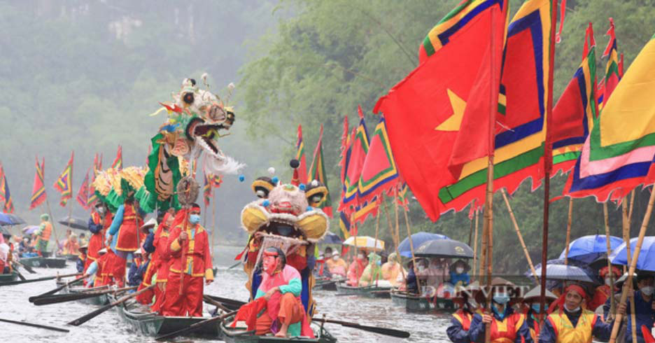 Thousands of tourists crossed nearly 5 km of waterways to attend the festival of Saint Quy Minh Dai Vuong