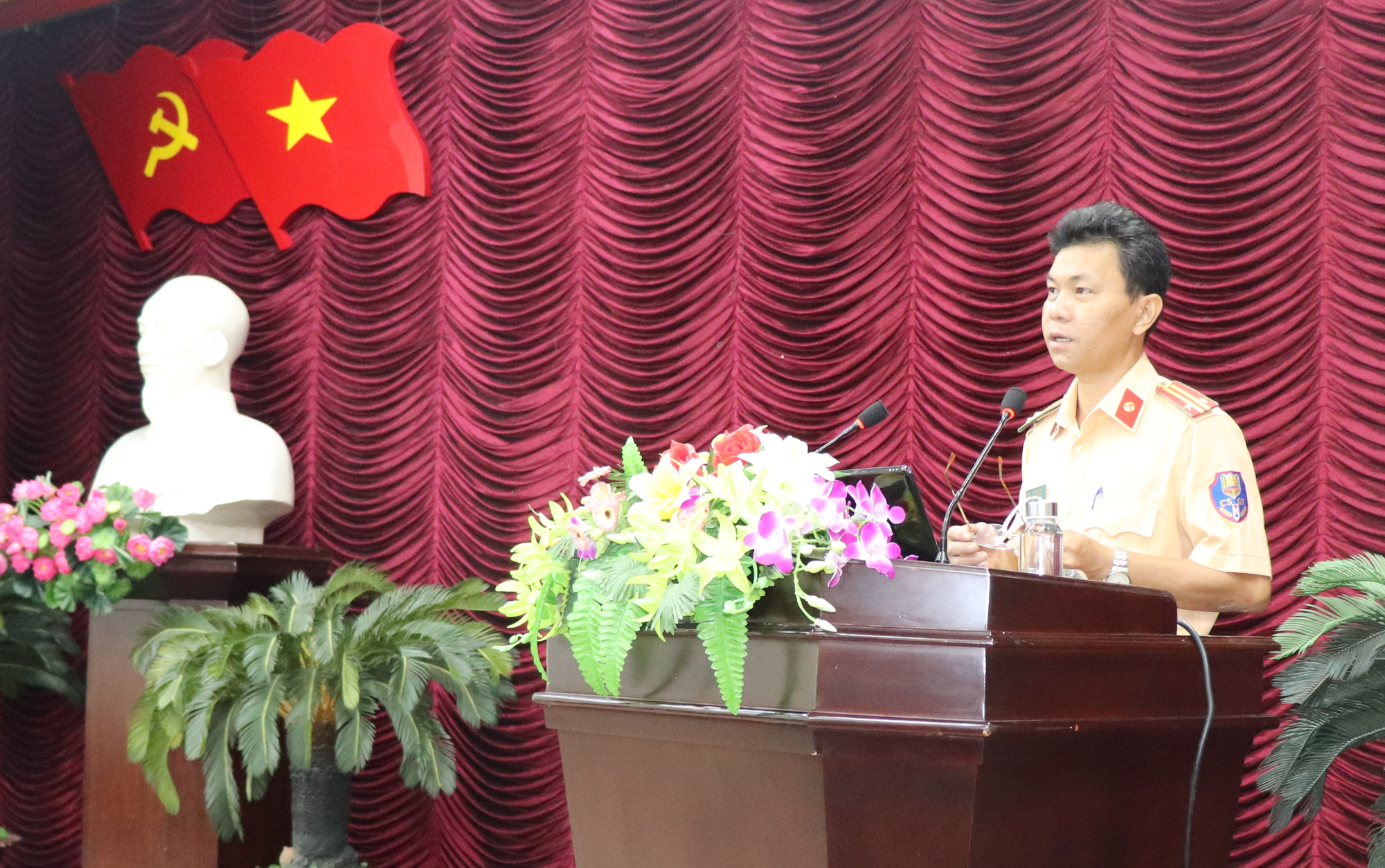 Bình Thuận: Hàng trăm nông dân đi học cách tuyên truyền về an toàn giao thông  - Ảnh 2.
