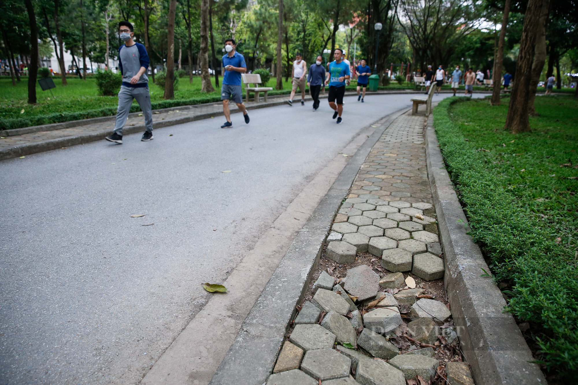 Công viên hiện đại bậc nhất Hà Nội xuống cấp nghiêm trọng - Ảnh 12.