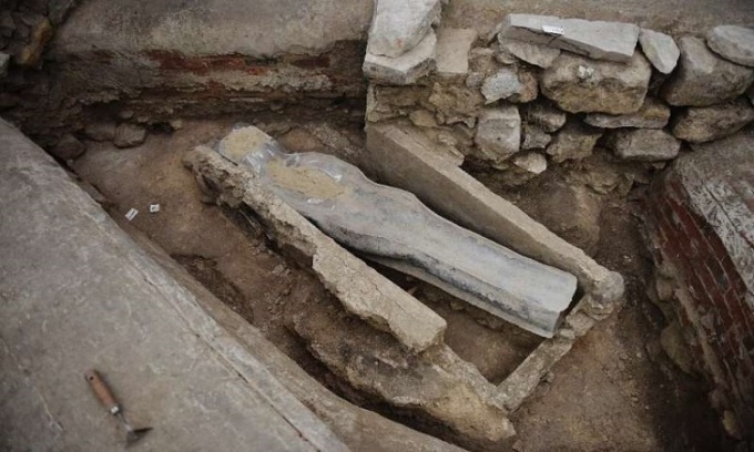 Open the mysterious lead coffin below the Notre Dame Cathedral in Paris - Photo 1.