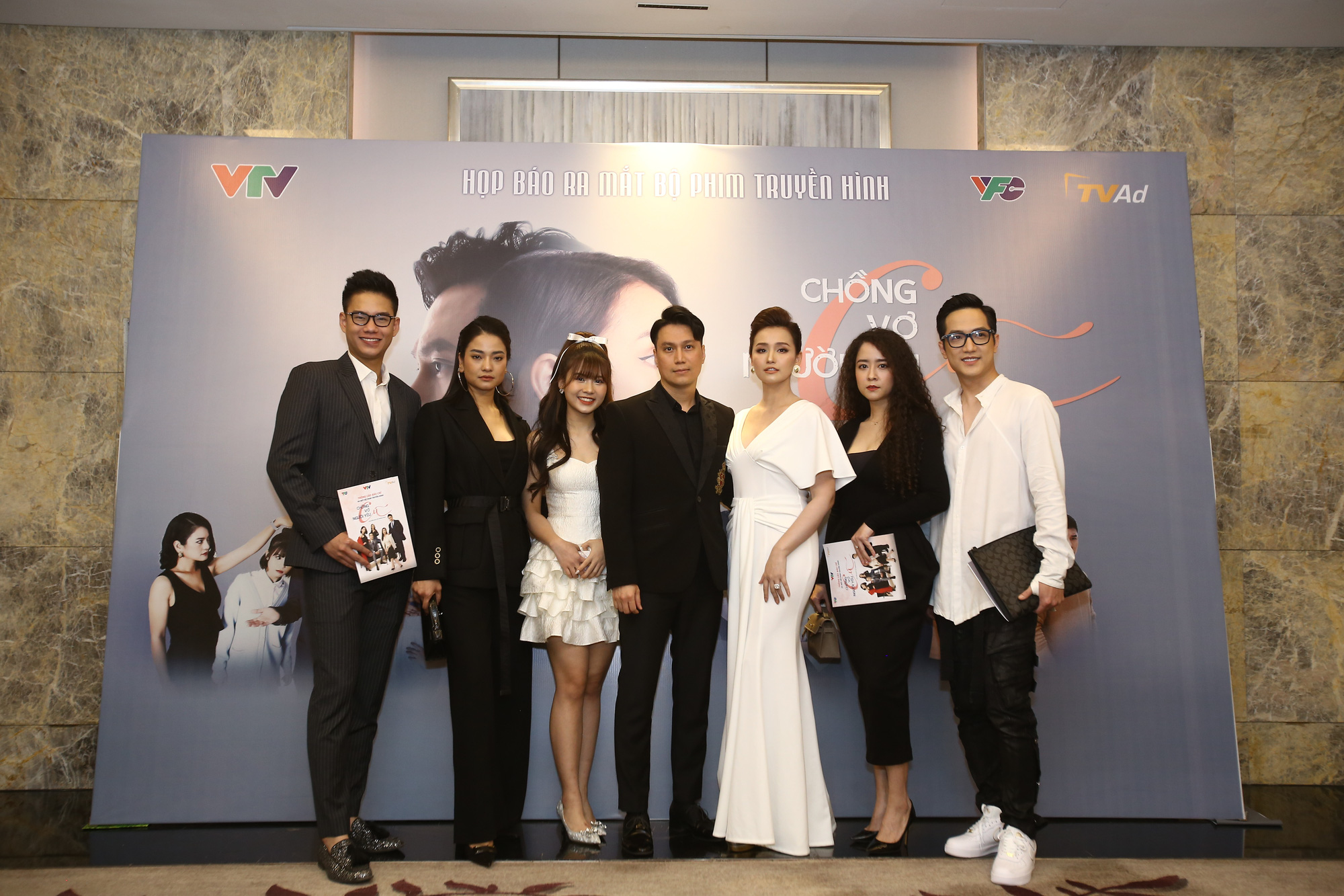 Divorced Vietnamese stars play roles similar to their private lives in VTV3's new movie - Photo 1.