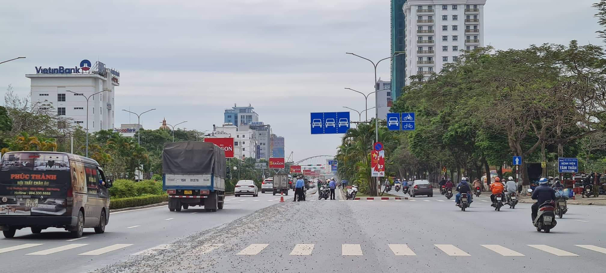 Hải Phòng: Xe trộn bê tông tụt ben đất đá rải khắp tuyến đường dài hàng km - Ảnh 1.