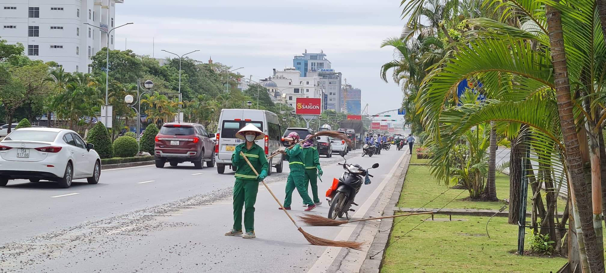 Hải Phòng: Xe trộn bê tông tụt ben đất đá rải khắp tuyến đường dài hàng km - Ảnh 2.