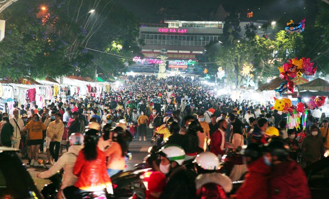 Dự báo khách đến Đà Lạt dịp 30/4 tăng vọt, nhiều khách sạn và homestay ‘cháy’ phòng - Ảnh 2.