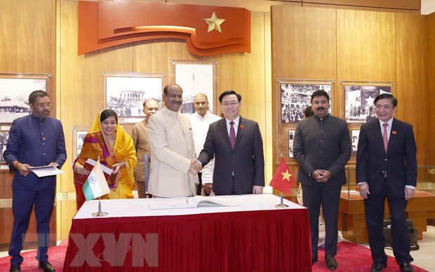 The National Assembly Chairman witnessed the opening of a new route between Vietnam and India