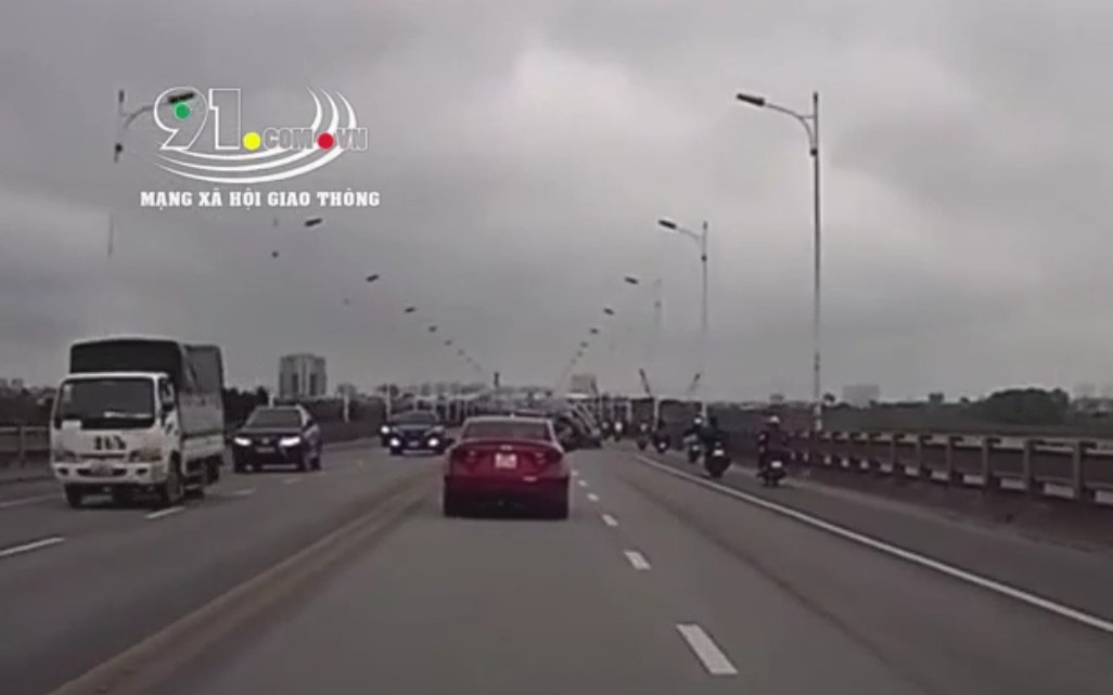 Honda Civic crashes taxi upside down at Vinh Tuy bridge