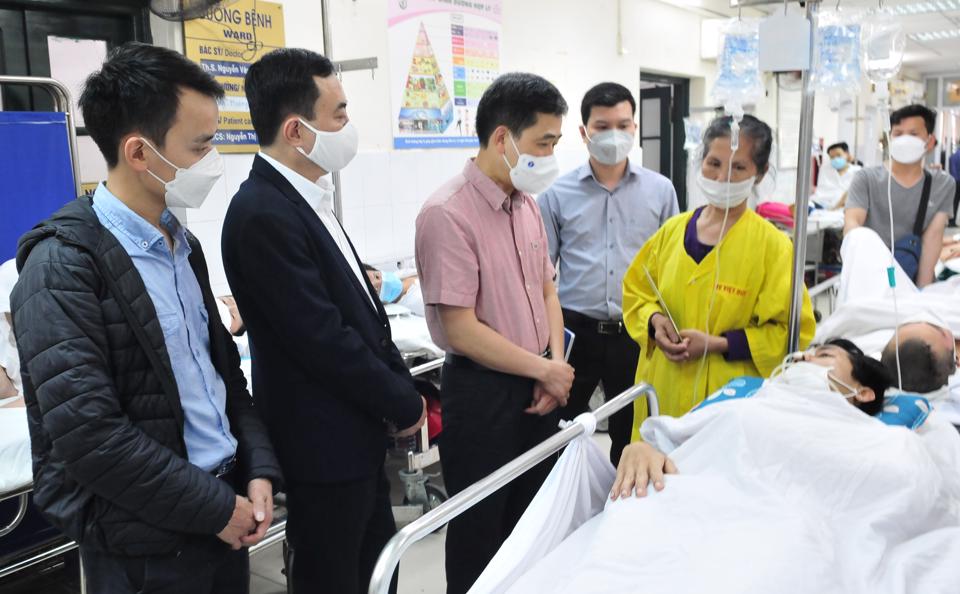 Quận Hoàn Kiếm: Thăm, tặng quà công nhân bị tai nạn lao động - Ảnh 1.