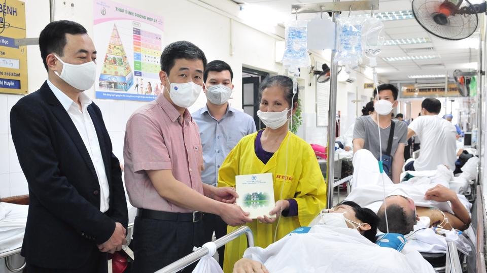 Quận Hoàn Kiếm: Thăm, tặng quà công nhân bị tai nạn lao động - Ảnh 3.