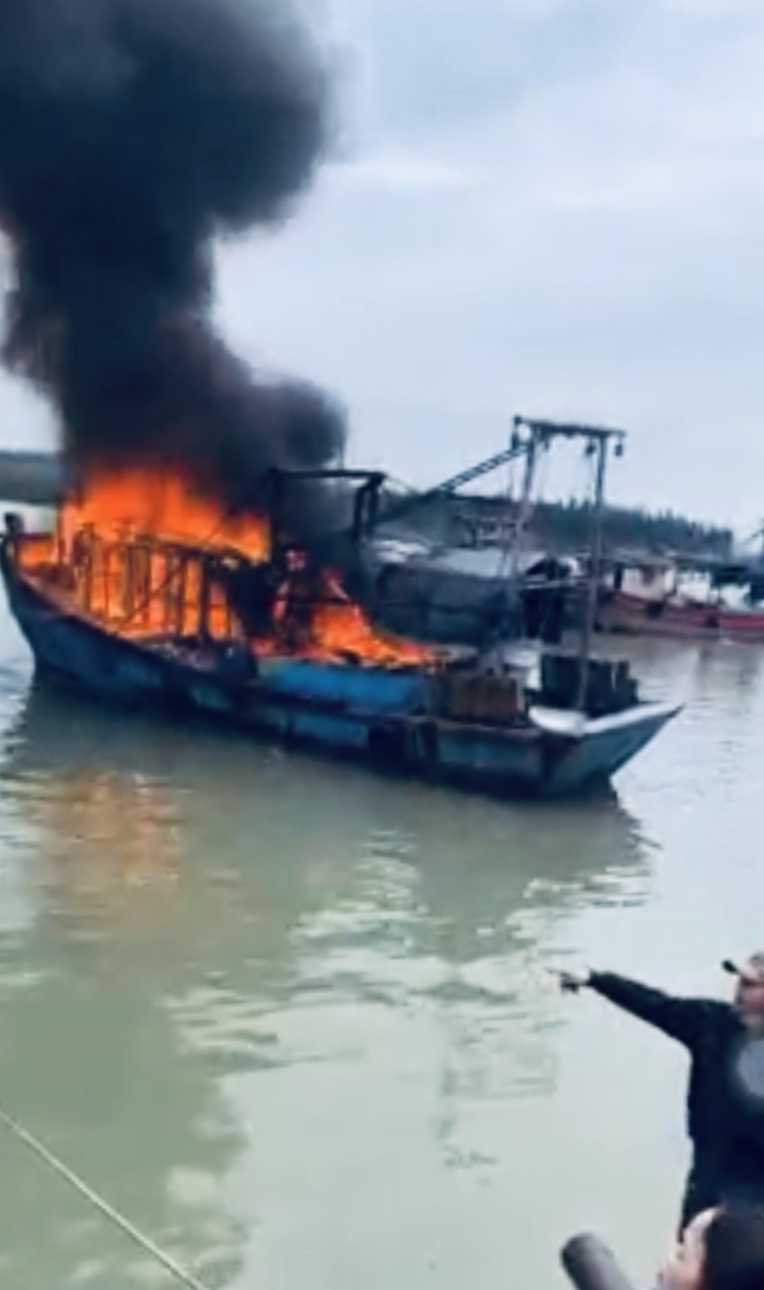 Tàu cá neo đậu âu thuyền Sầm Sơn bỗng dưng cháy ngùn ngụt - Ảnh 2.