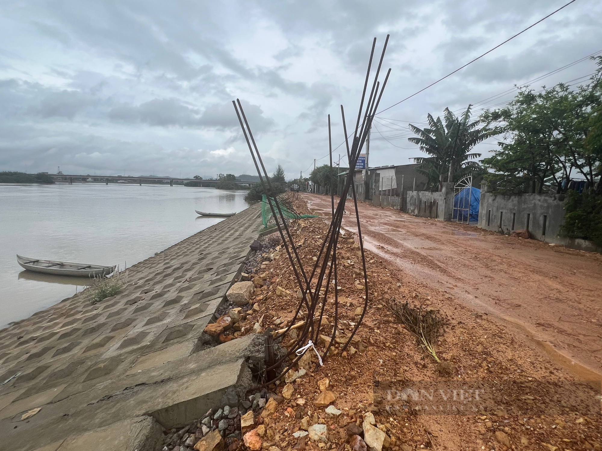 Cận cảnh đổ đất 'án ngữ' chặn lối đi, nhà chằng chịt vết nứt, khiến người dân Bình Định bức xúc - Ảnh 9.