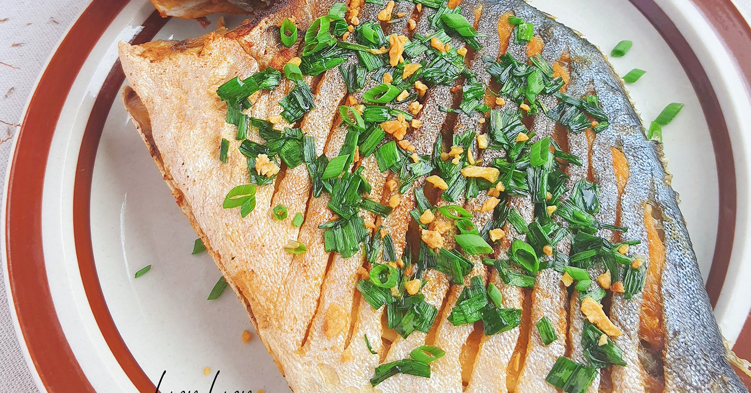 Fried fish sticks to the pan, broken?  Do this right way, fried whole fish is golden