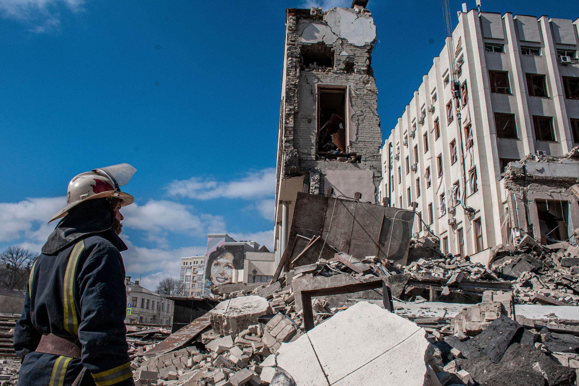 Nhiệm vụ phía trước đòi hỏi một cách tiếp cận toàn diện vượt xa việc tài trợ cho việc tái thiết cơ sở hạ tầng bị tàn phá và các thành phố đổ nát của Ukraine. Ảnh: @AFP.