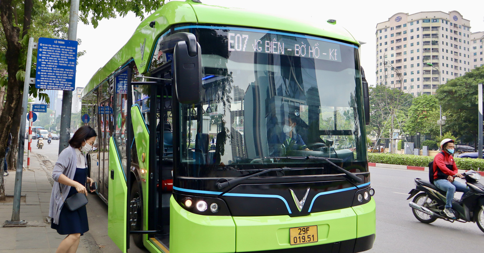 Close-up of Vinfast’s 6th electric bus route in operation