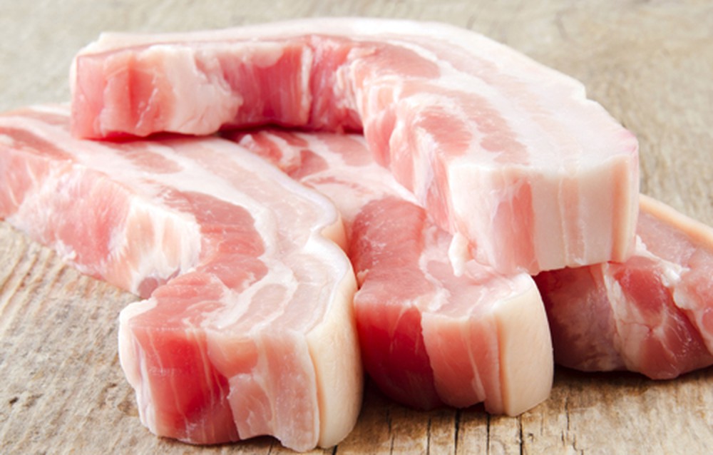 Giá cao kỷ lục làm thịt nhập đắt đỏ, lợn hơi trong nước tiến sát mốc 60.000 đồng/kg - Ảnh 1.