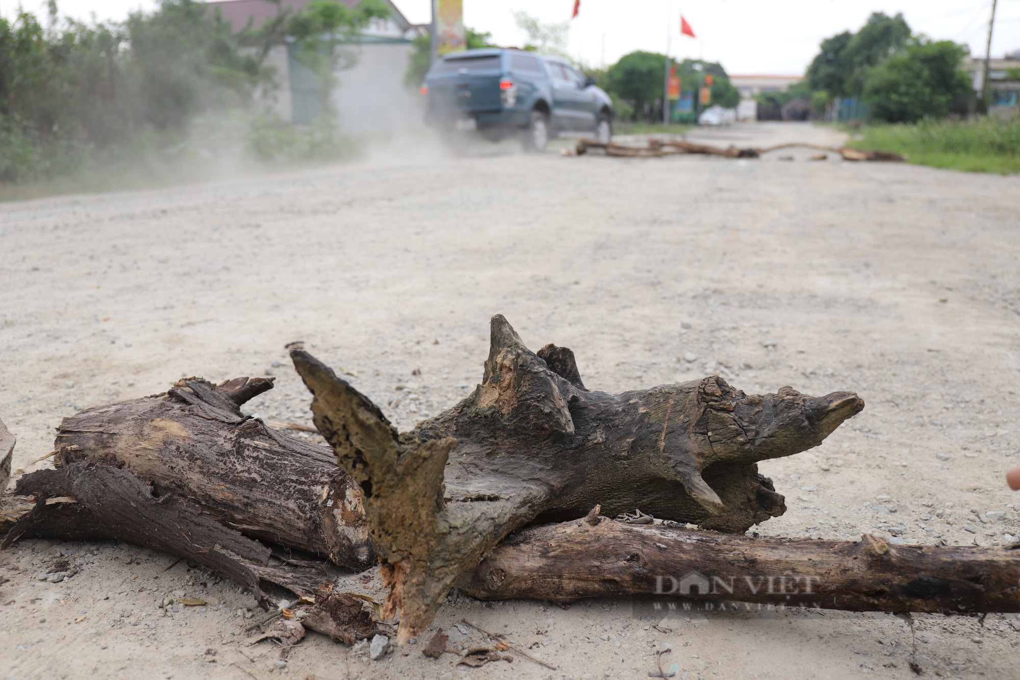 Hà Tĩnh: Đường 15 năm chưa xong, người dân mang đá, gỗ ra chặn đường vì ô nhiễm - Ảnh 4.