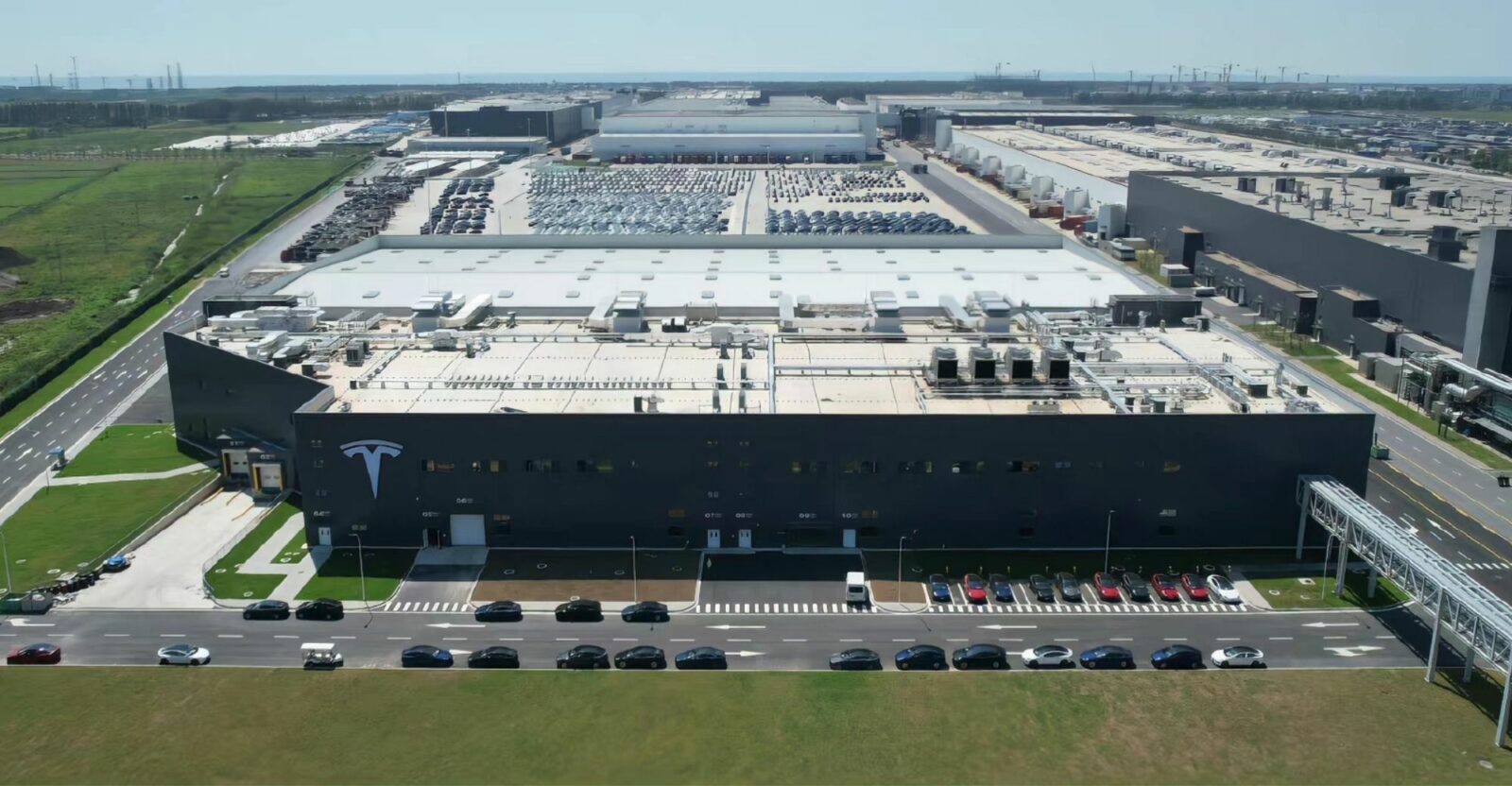 Tesla has restarted production at its Shanghai factory and introduced strict measures for employees operating in so-called closed-loop systems, according to people familiar with the matter.  Photo: @AFP.