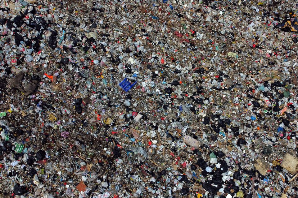 Chính sách Zero Covid của Hồng Kông đang tạo ra hàng núi rác thải nhựa - Ảnh 2.