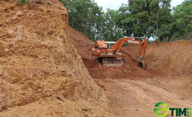 Quảng Ngãi: Cấp phép 24 mỏ đất, đá và cát làm vật liệu thi công cao tốc Bắc – Nam  - Ảnh 1.