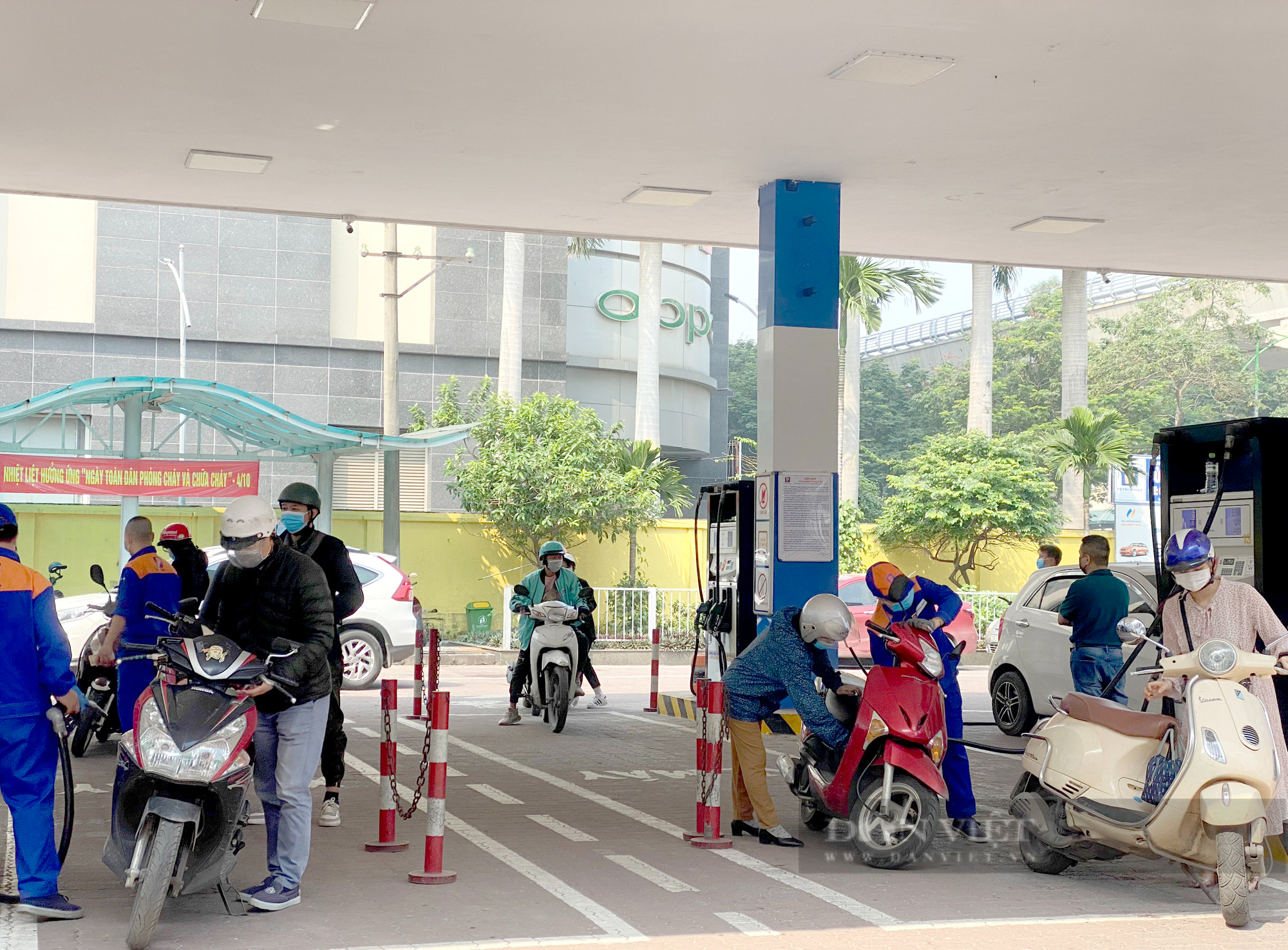 On the afternoon of April 21, the price of gasoline increased by nearly 700 VND / liter - Photo 1.