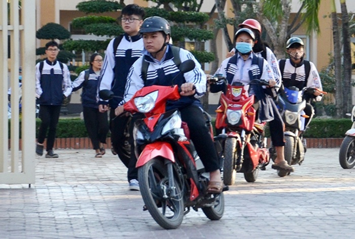 Penalty for not wearing a helmet and being underage to drive a vehicle in traffic in 2022 - Photo 2.