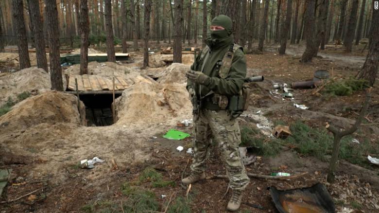 'Đột nhập' trại quân sự Nga bỏ rơi trong rừng gần Kiev, đặc nhiệm Ukraine bất ngờ khi thấy cảnh tượng này - Ảnh 1.