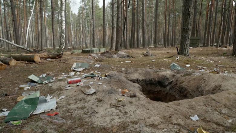'Đột nhập' trại quân sự Nga bỏ rơi trong rừng gần Kiev, đặc nhiệm Ukraine bất ngờ khi thấy cảnh tượng này - Ảnh 2.