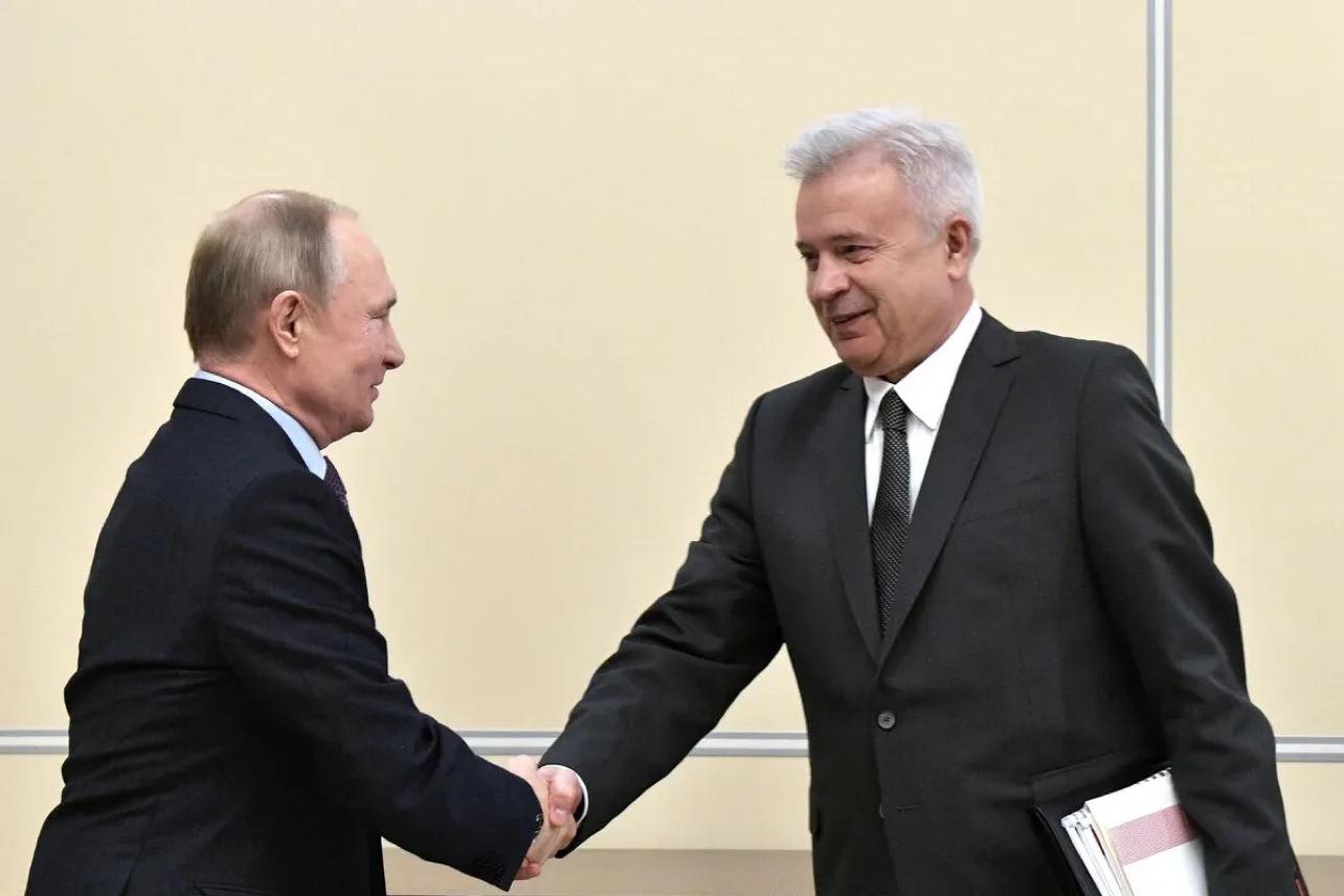 Trừng phạt Nga: Đồng minh Putin, ông trùm dầu mỏ Lukoil bất ngờ từ chức - Ảnh 1.