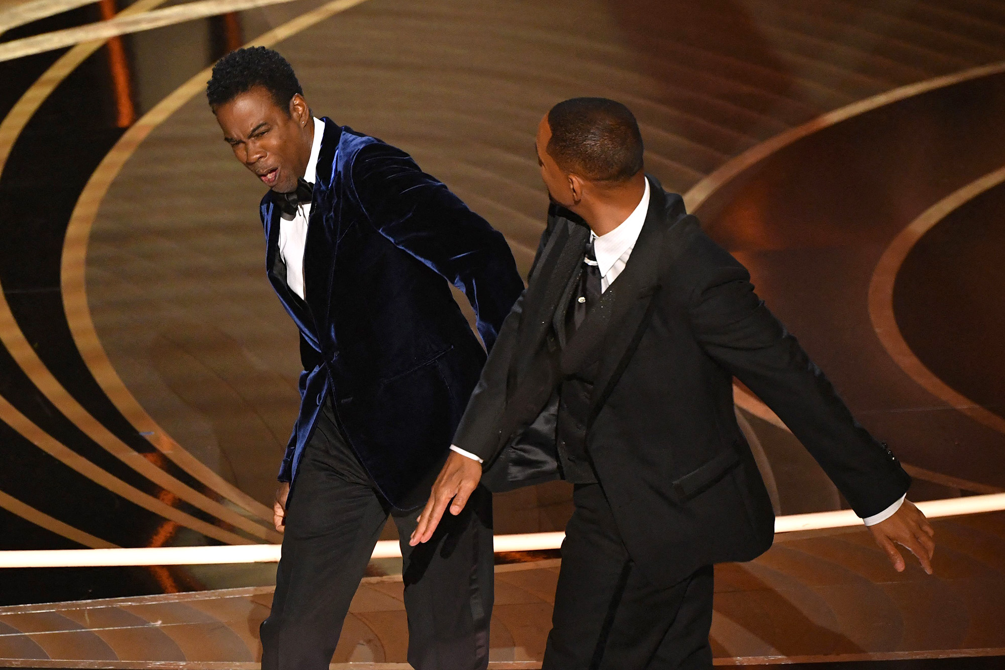 Trao giải Tony &quot;cấm bạo lực&quot; sau sự cố của Will Smith tại Oscar 2022 - Ảnh 1.
