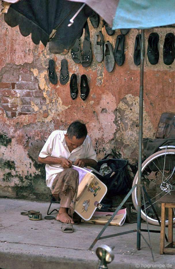 Soi những nghề lạ trên đường phố Hà Nội đầu thập niên 1990 - Ảnh 4.