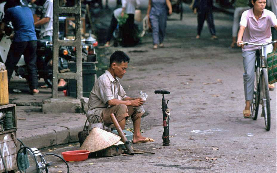 Look at strange jobs on the streets of Hanoi in the early 1990s