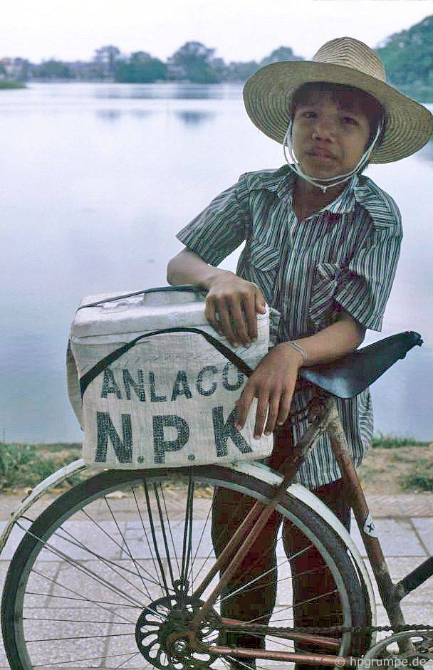 Soi những nghề lạ trên đường phố Hà Nội đầu thập niên 1990 - Ảnh 14.