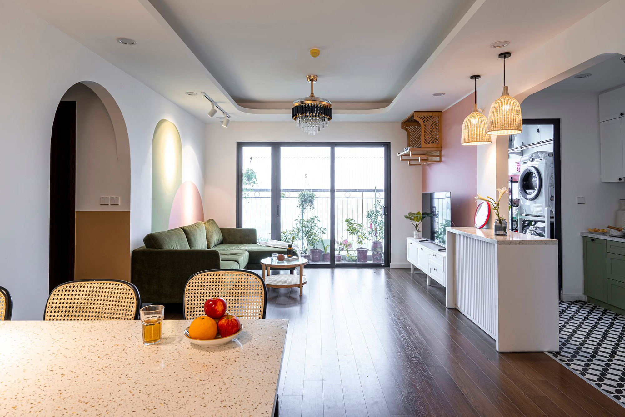 Beautiful house model in 2022: Fall in love with the 99m2 color block style apartment of young Ha Thanh couple - Photo 1.